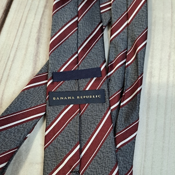 Banana Republic Gray and Red Classic SILK Tie - Picture 6 of 9